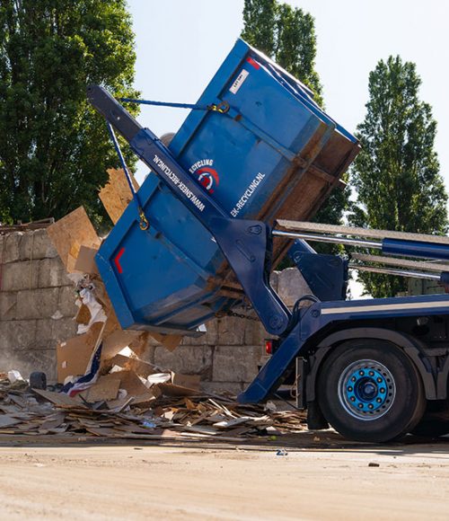 container met bouwafval legen